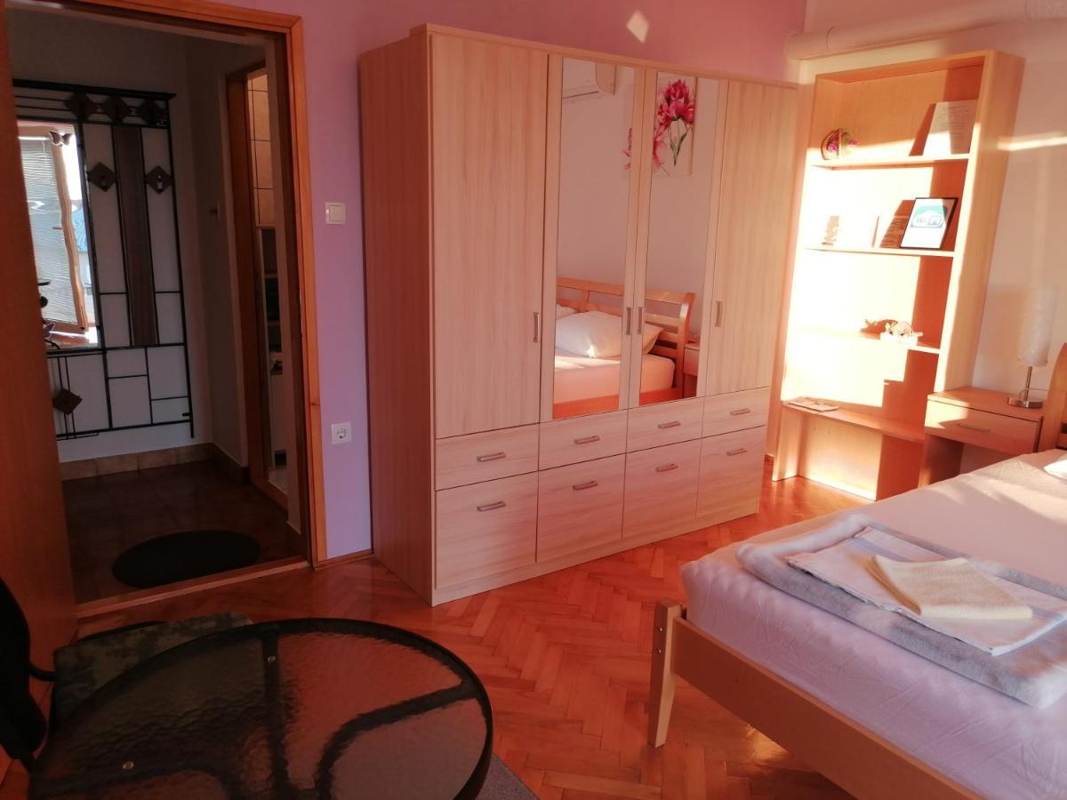 Guest House Pamela セニ エクステリア 写真